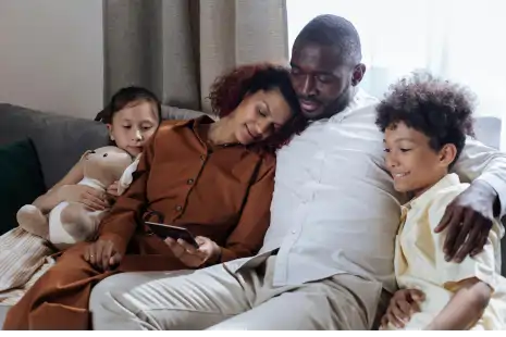 Família assistindo TV